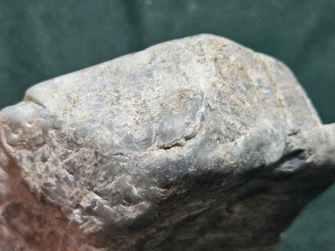 【金山谷翡翠】部分ロウカン質薄緑 約877g