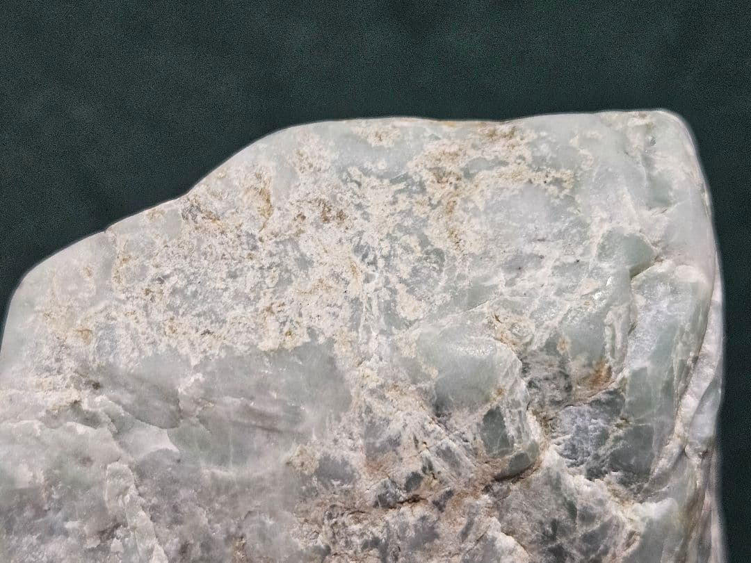 【金山谷翡翠】部分ロウカン質薄緑 約877g