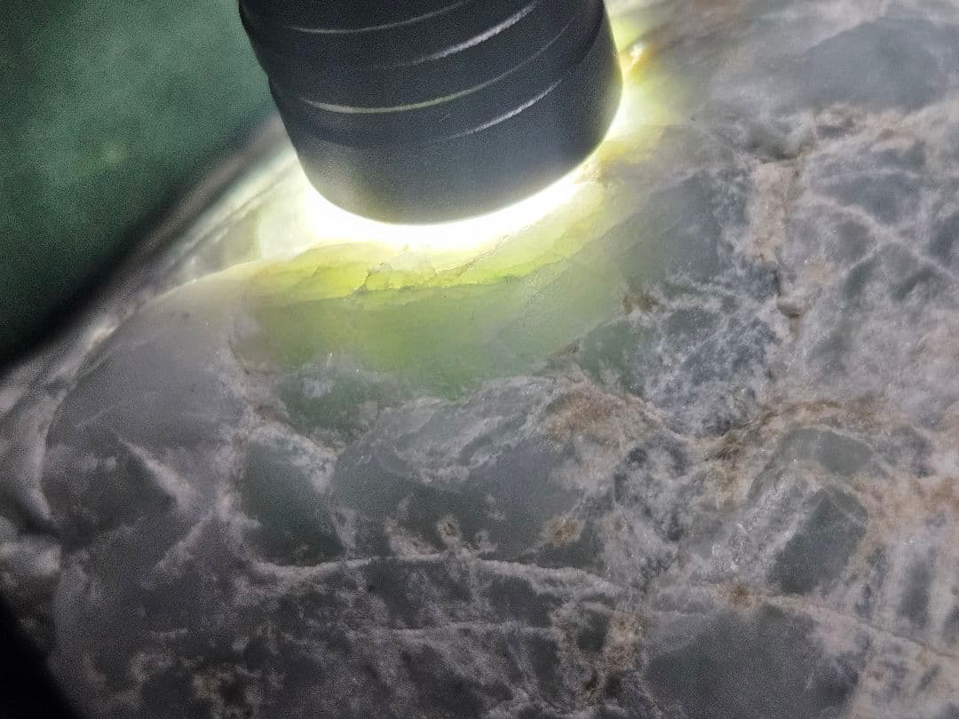 【金山谷翡翠】部分ロウカン質薄緑 約877g
