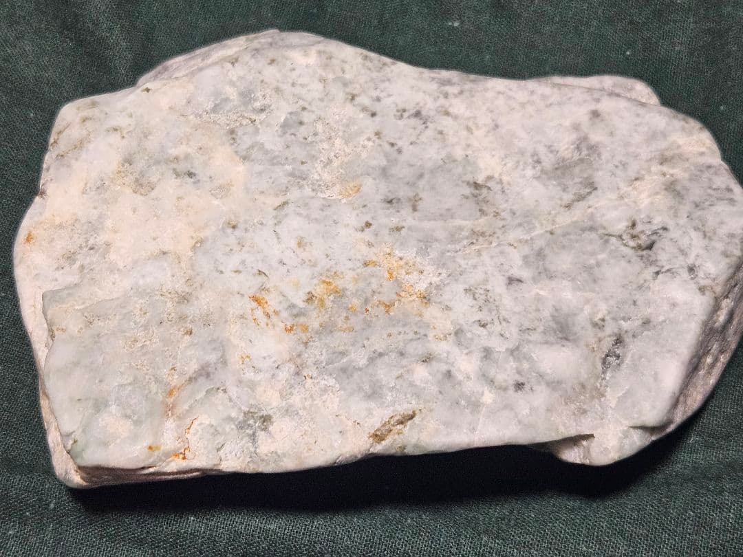 【金山谷翡翠】部分ロウカン質薄緑 約877g