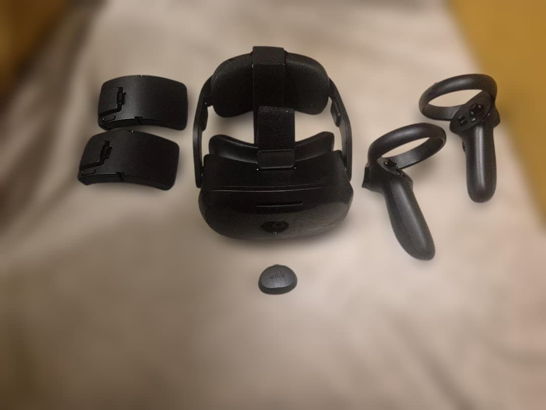 VIVE Focus 3 (フェイシャルトラッカー・拡張バッテリー付き)