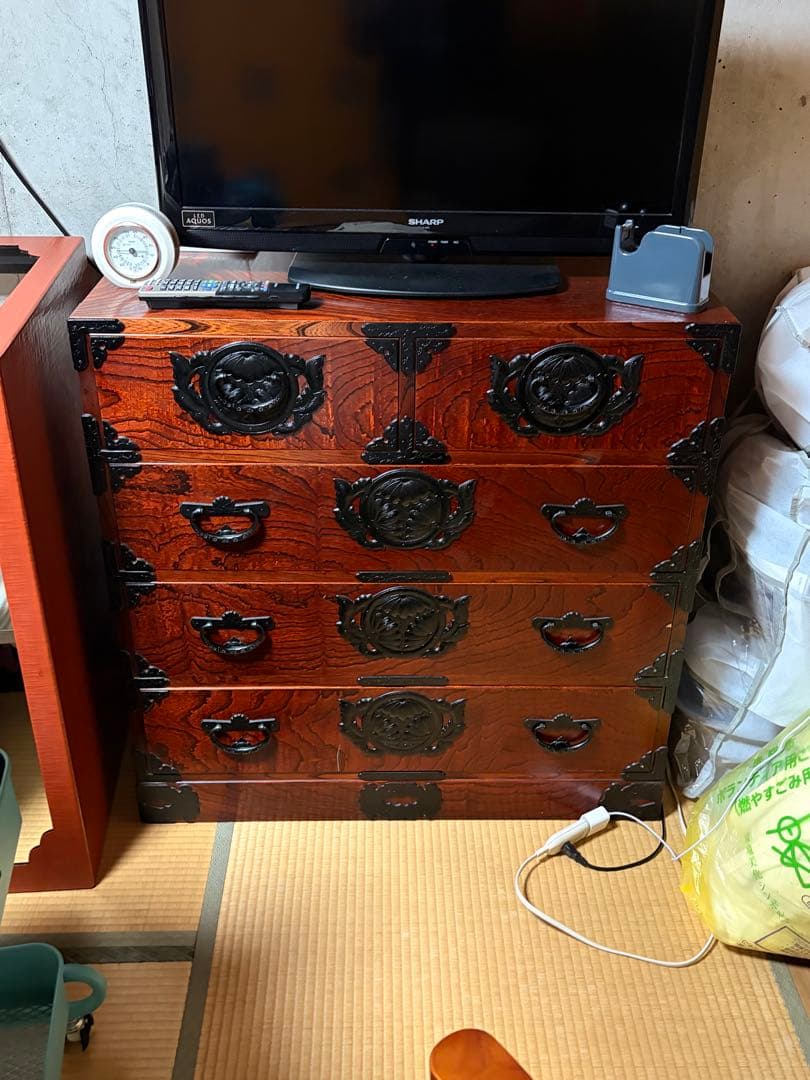 伝統的な日本の木製箪笥