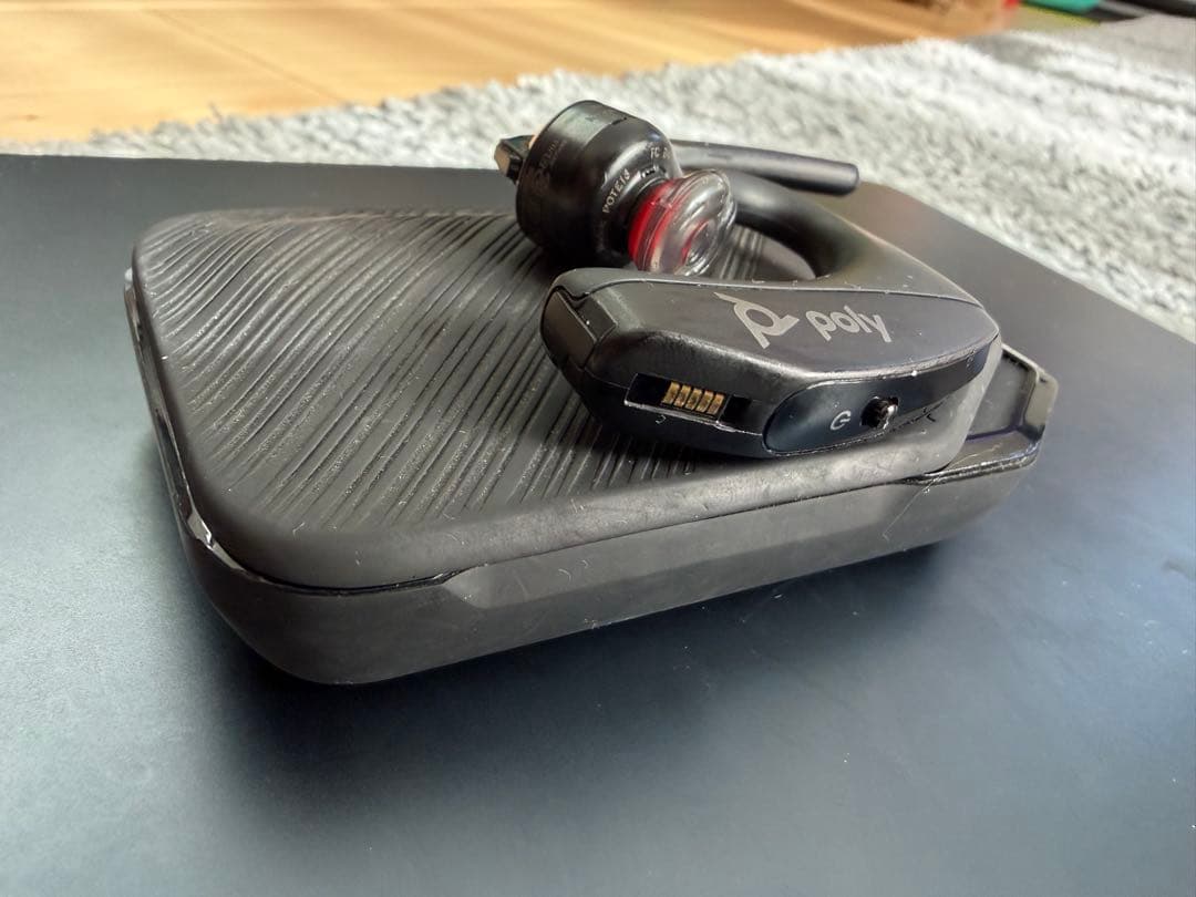 Poly Voyager 5200 片耳ワイヤレスイヤホン 充電ケース付き