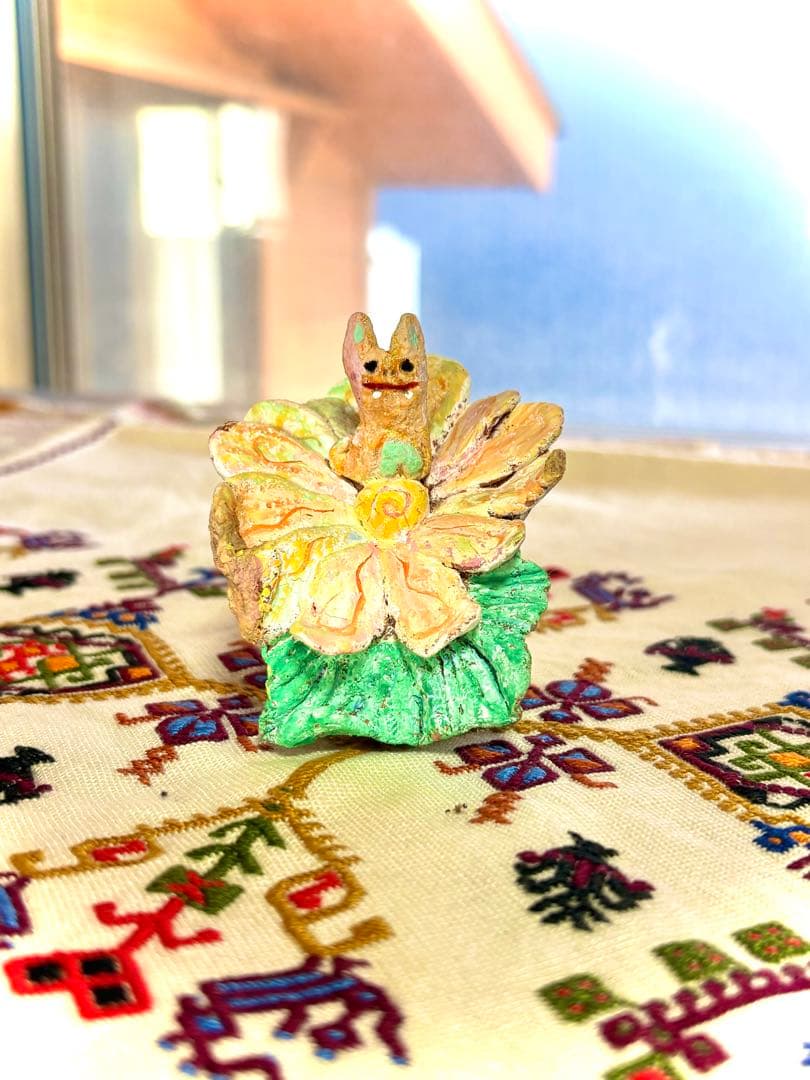 一点モノ！めちゃかわ⭐︎妖精シーサー 花と小動物の陶器製置物