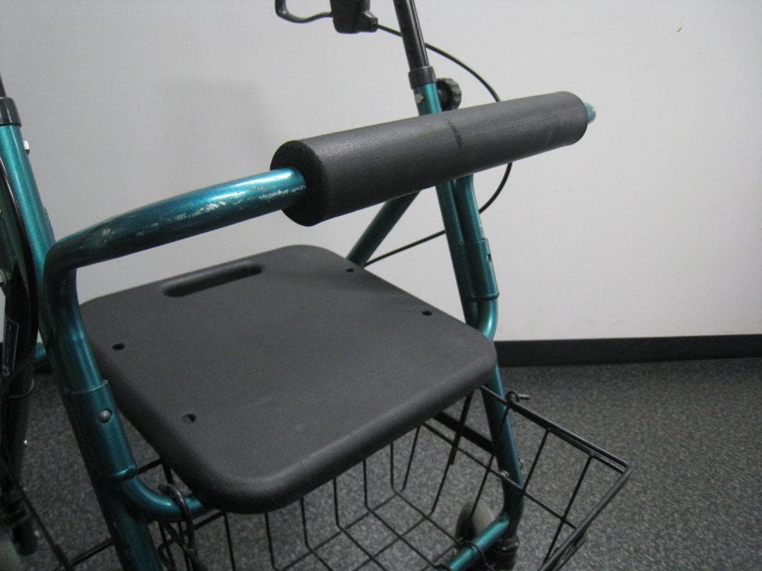 【カワムラサイクル】四輪歩行車 KW20 グリーン バスケット付き ①