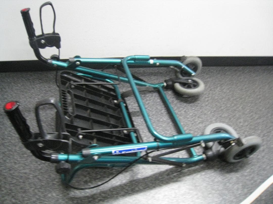 【カワムラサイクル】四輪歩行車 KW20 グリーン バスケット付き ①