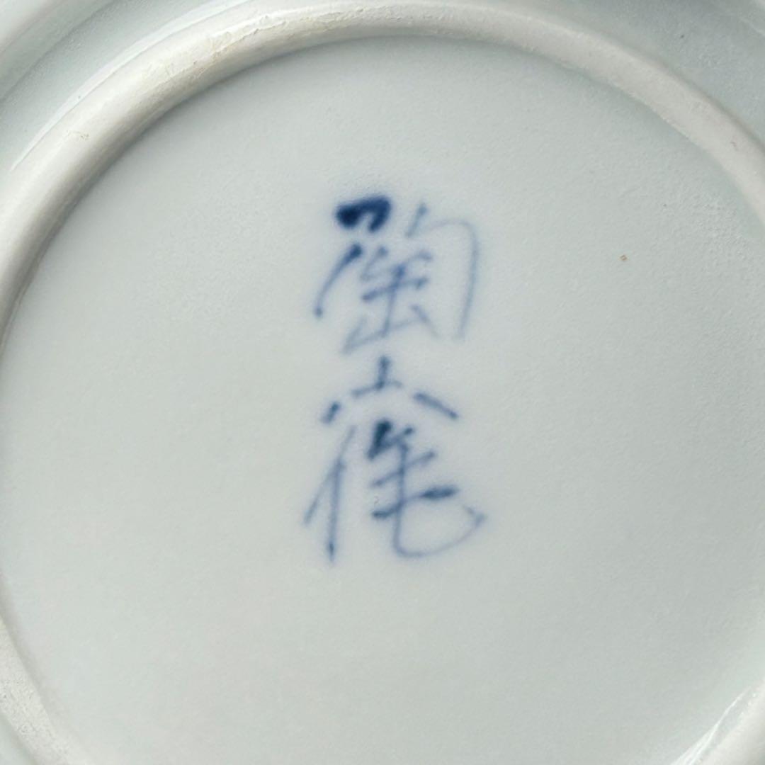 白磁の巨匠　樋渡陶六　作　青白磁獅子牡丹彫文　水指　陽刻　共箱　高さ約20cm