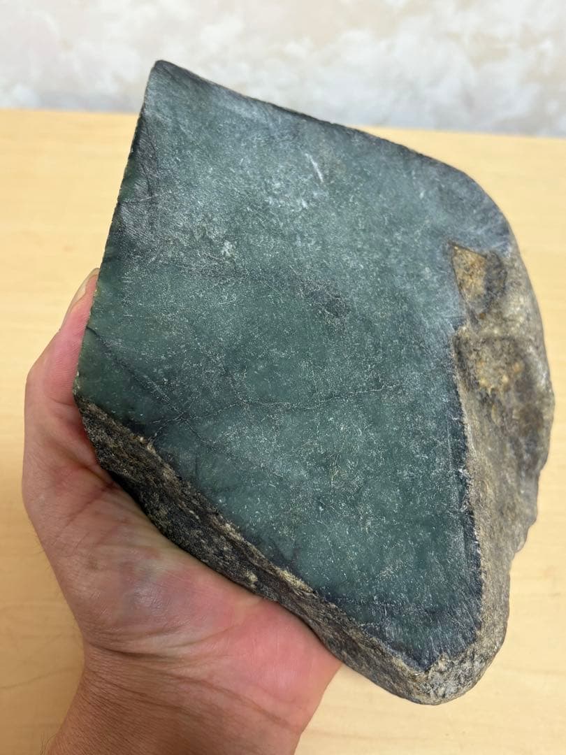 ミャンマー産特大天然本翡翠原石　約2083g3面カット1面磨き2面荒磨き厚みあり