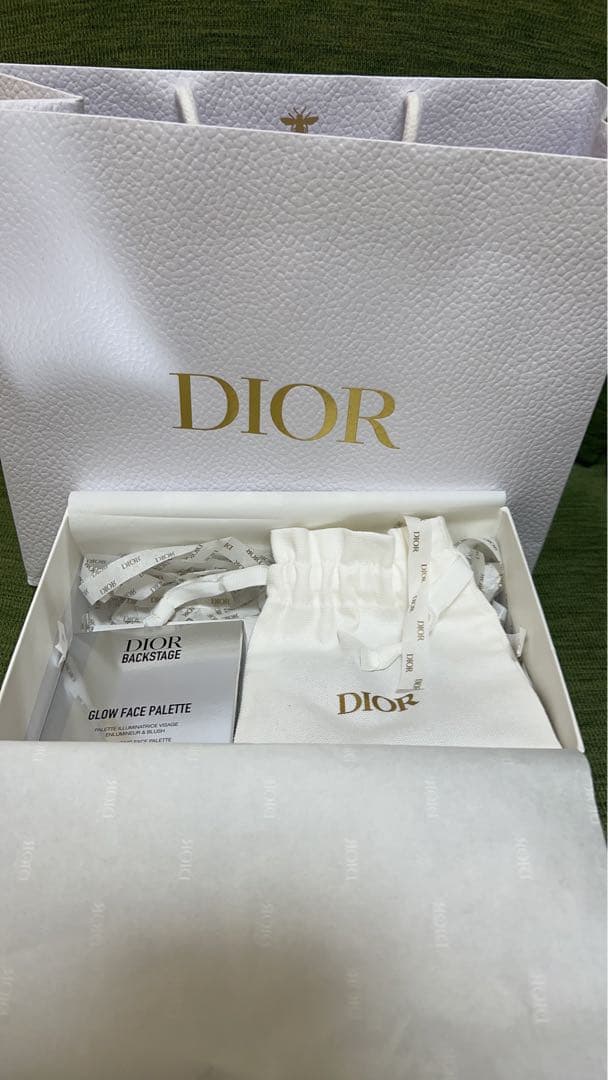 Dior Glow Face Palette 4色入り ポーチ付き