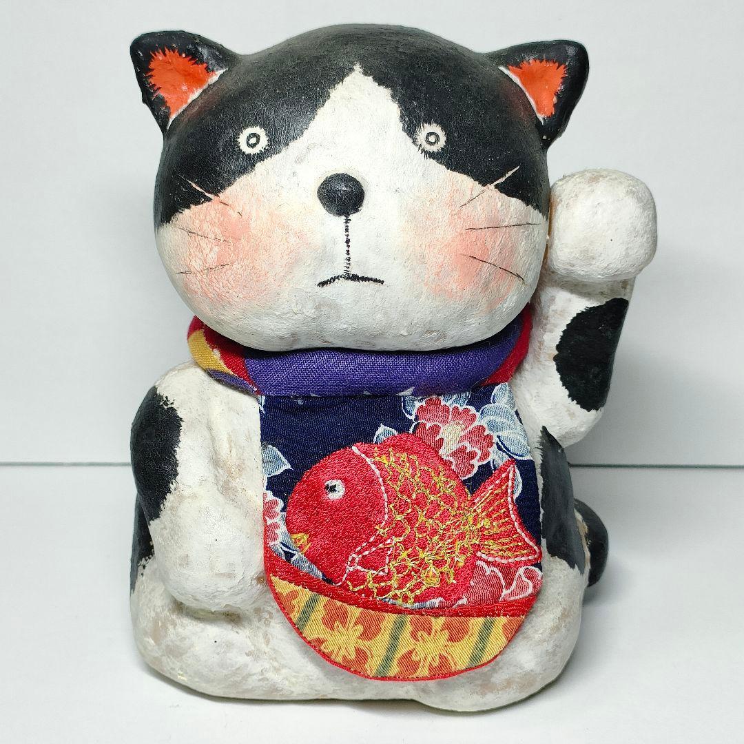 有田ひろみ・ちゃぼ Q工房　前掛けの招き猫ちゃん　左手挙げ　まねきねこ 陶芸品