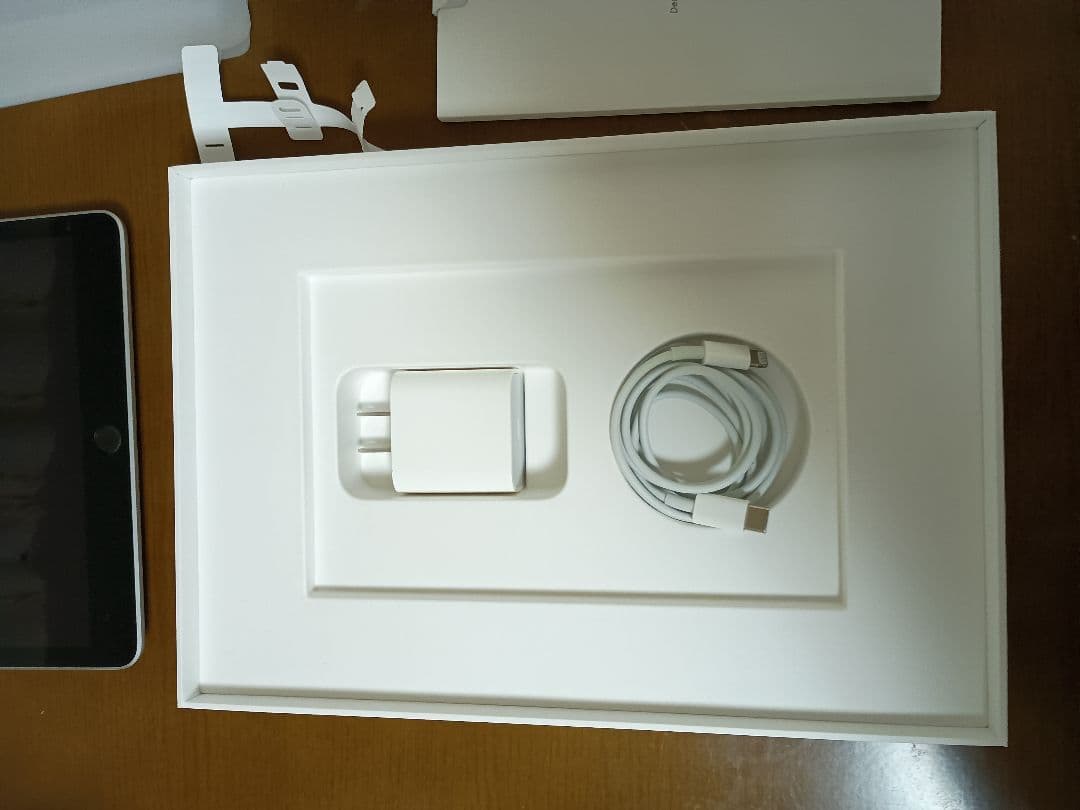 Apple iPad シルバー 本体 充電器付き