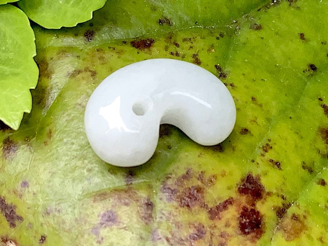 糸魚川翡翠勾玉の最高級　アイスジェイド‼️氷肌の極上品　ソーティング付を‼️