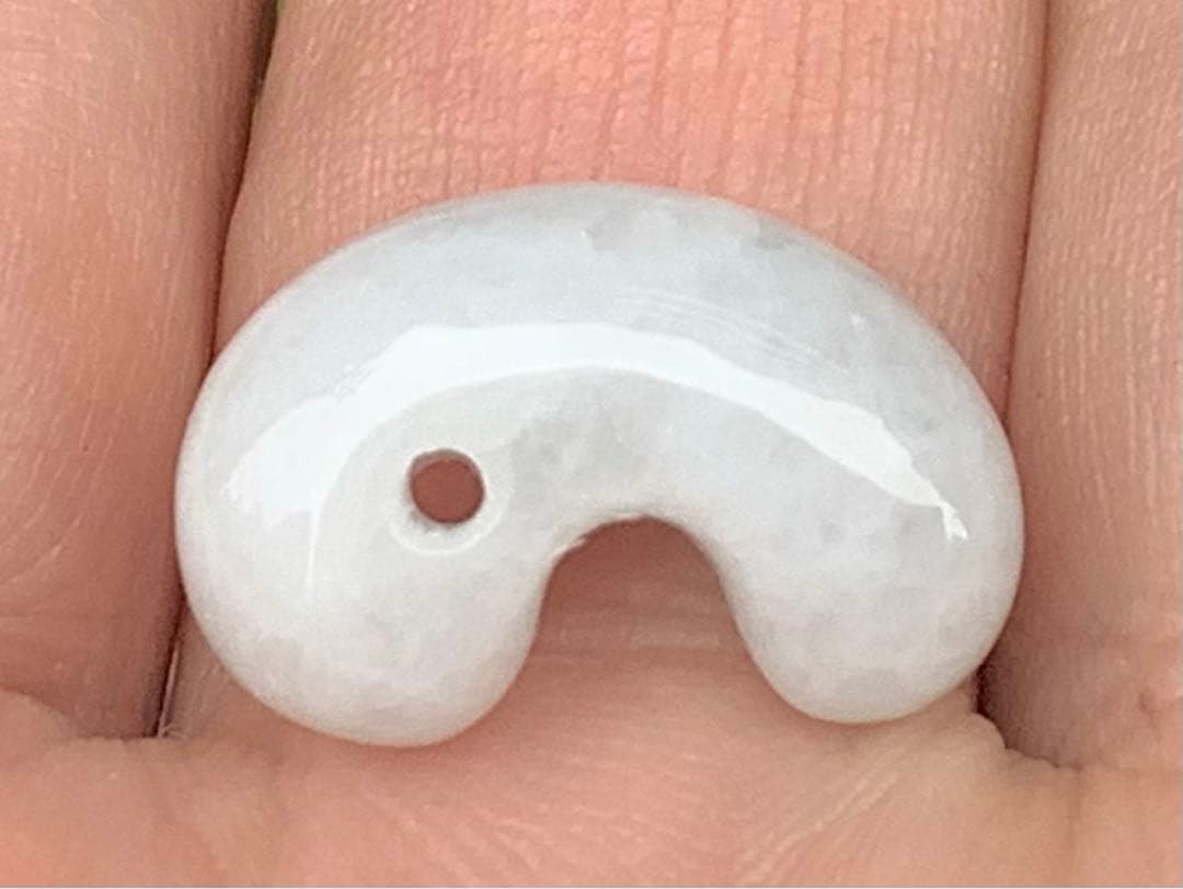 糸魚川翡翠勾玉の最高級　アイスジェイド‼️氷肌の極上品　ソーティング付を‼️