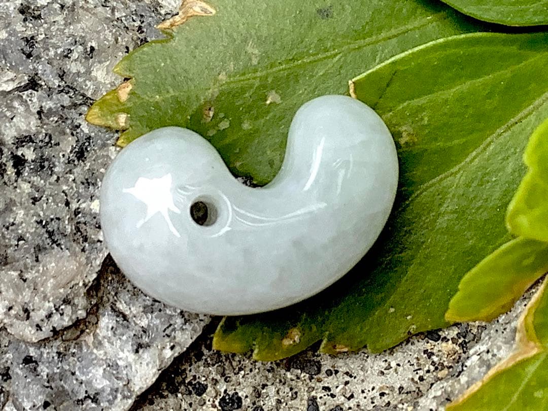 糸魚川翡翠勾玉の最高級　アイスジェイド‼️氷肌の極上品　ソーティング付を‼️