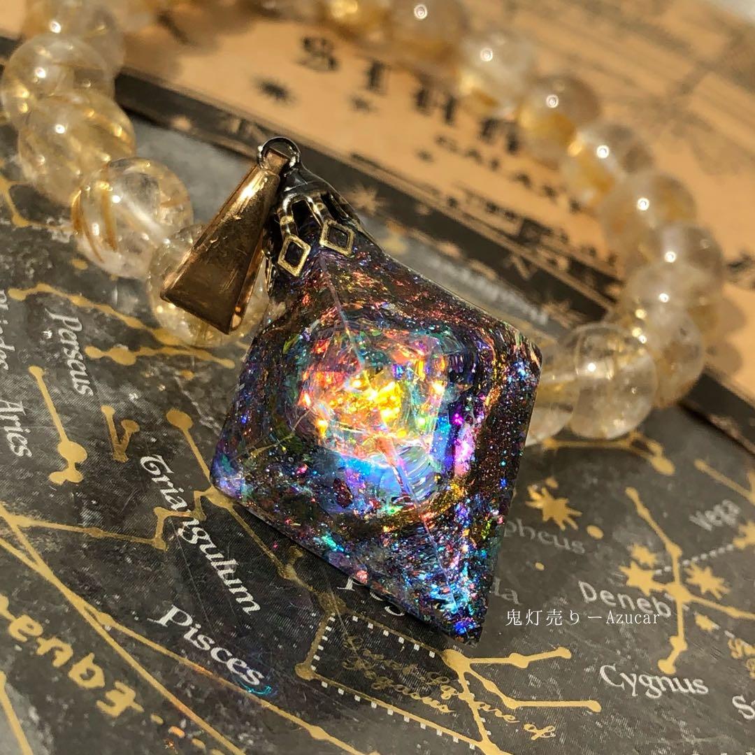 ブラックオパール色の光を集めて。 蓄光宇宙レジンネックレス
