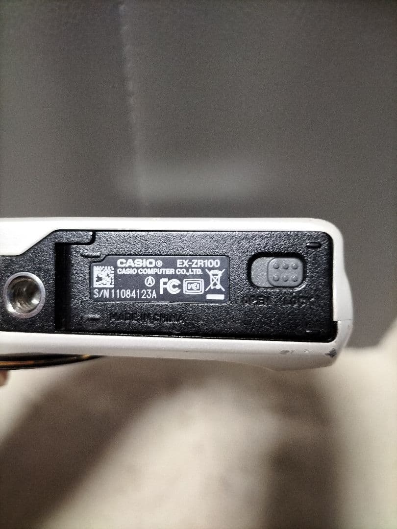 CASIO EX-ZR100 ホワイト