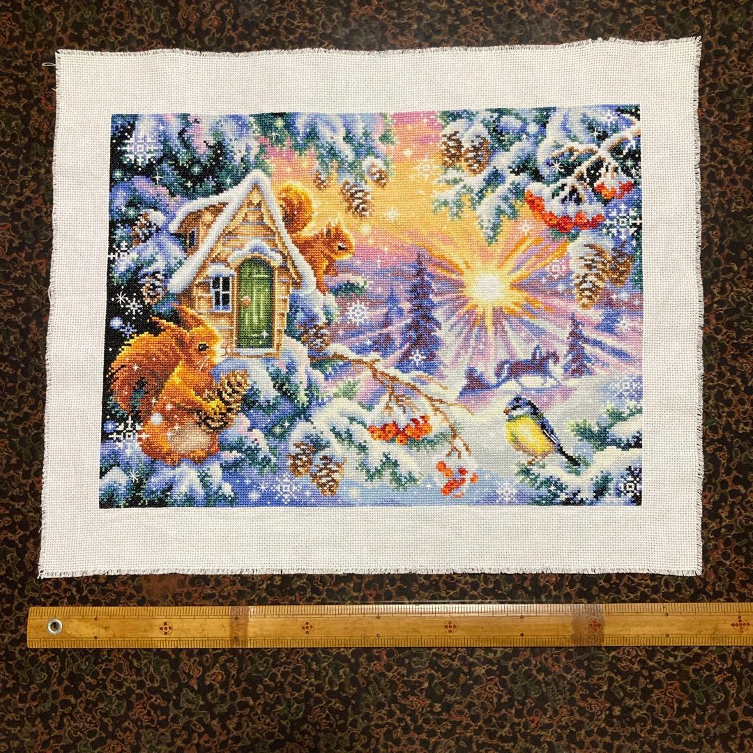 クロスステッチ完成品　winter morning 冬の朝　　風景リスと小屋