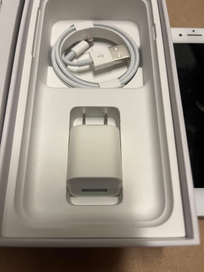 美品　iPhone8 64GB シルバー　SIMフリー