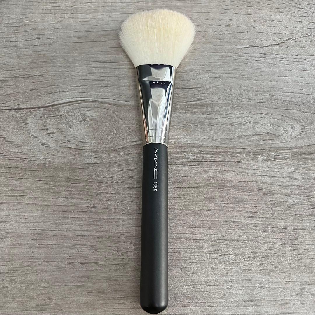 【化粧ノリ良くなる】mac #135S ラージ フラット パウダー ブラシ