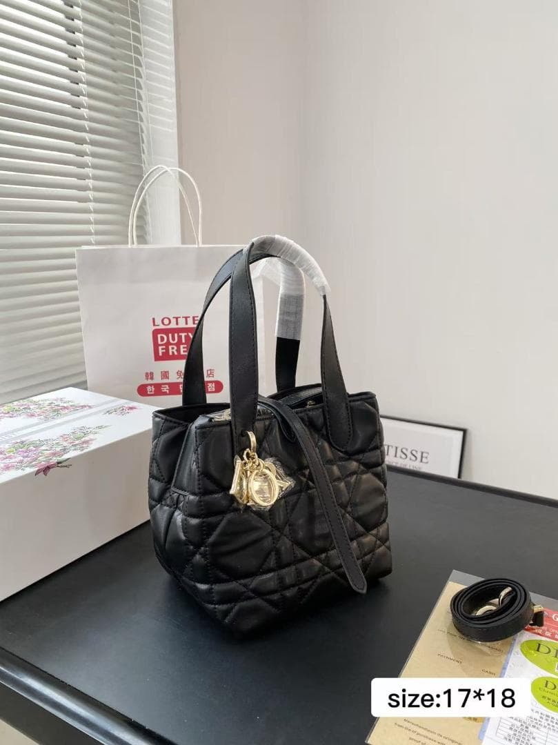 ブラックキルティングショルダーバッグ 17*18 cm