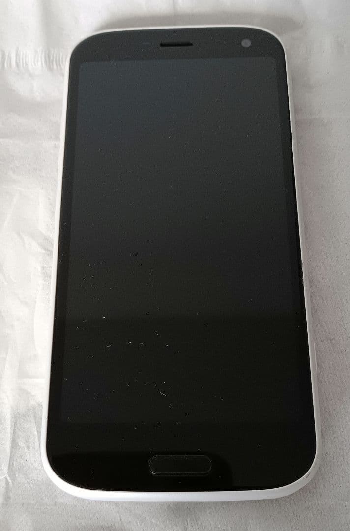 docomo「らくらくスマートフォン F-52B」 ホワイト