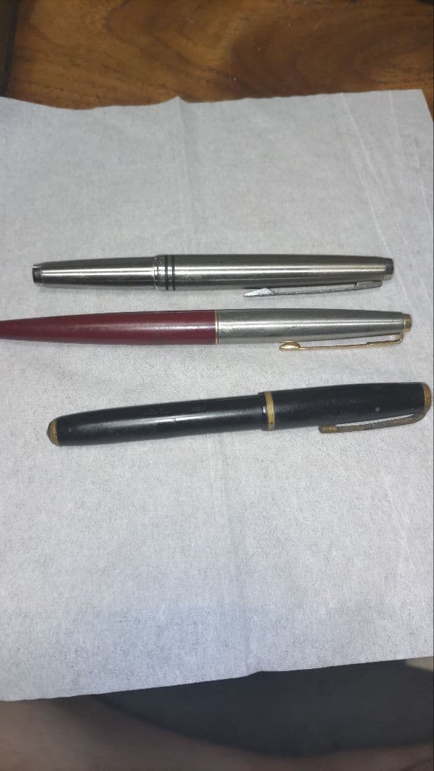 赤とシルバーの細字ペン