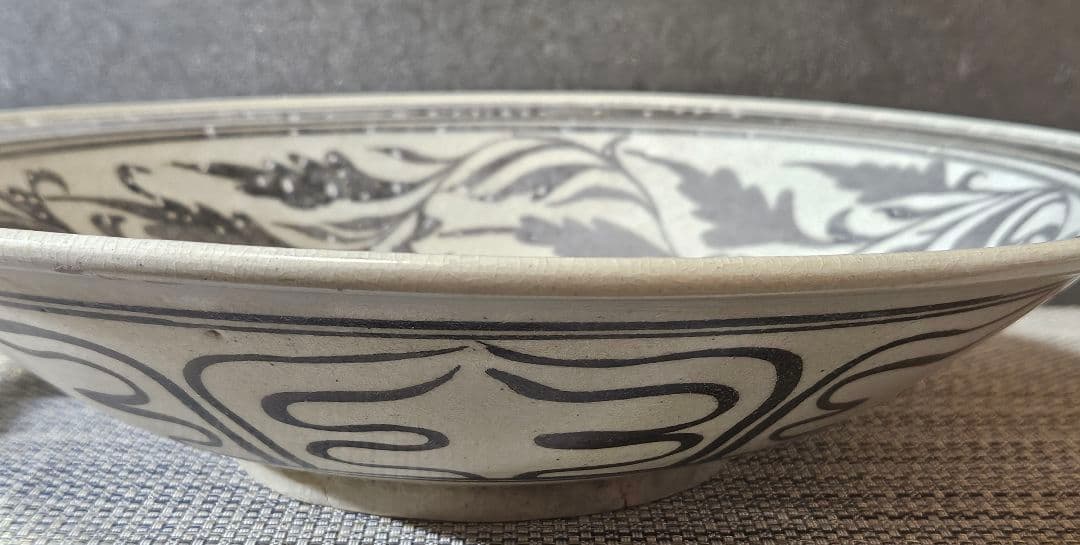【東南アジア古陶磁器】時代古作品　安南系　黒呉須　魚に唐草文　31.7cm大鉢