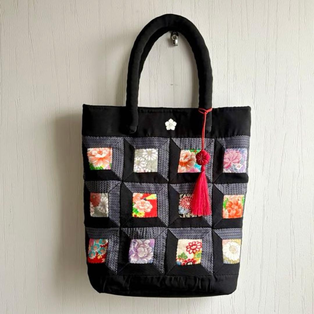 花を楽しむパッチワークキルトの和のトートバッグ　黒留袖×大島紬　ハンドメイド