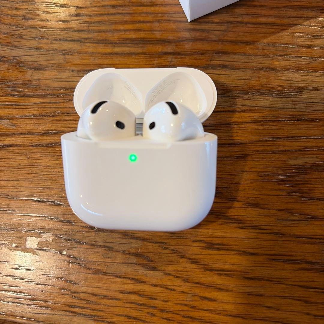 AirPods 4 本体 ホワイト ノイキャン付き充電ケース付き美品