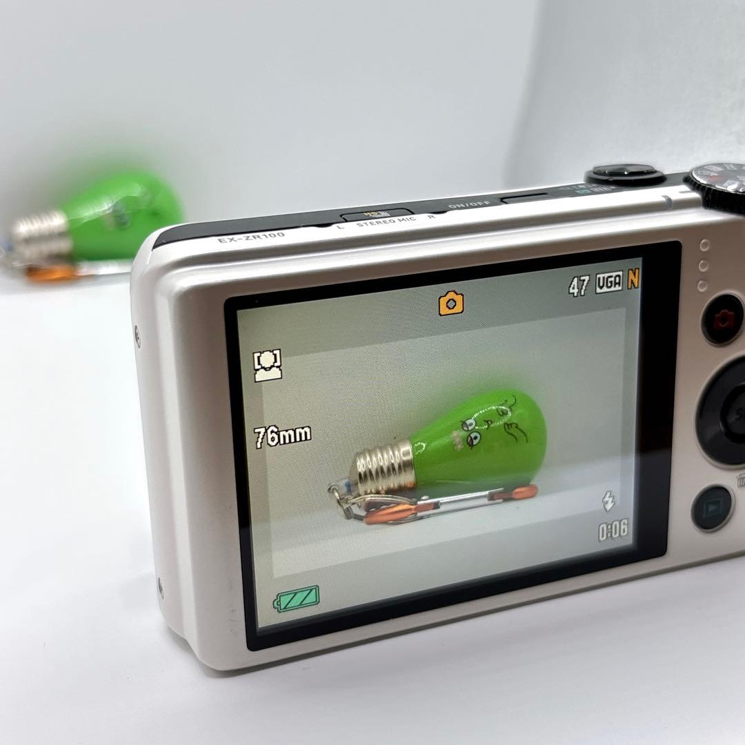 CASIO EXILIM EX-ZR100 ホワイト　コンデジ　デジカメ　カメラ