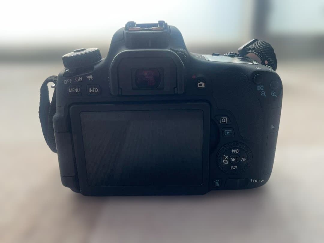 Canon EOS 8000D ダブルズーム　充電器付　動作OK
