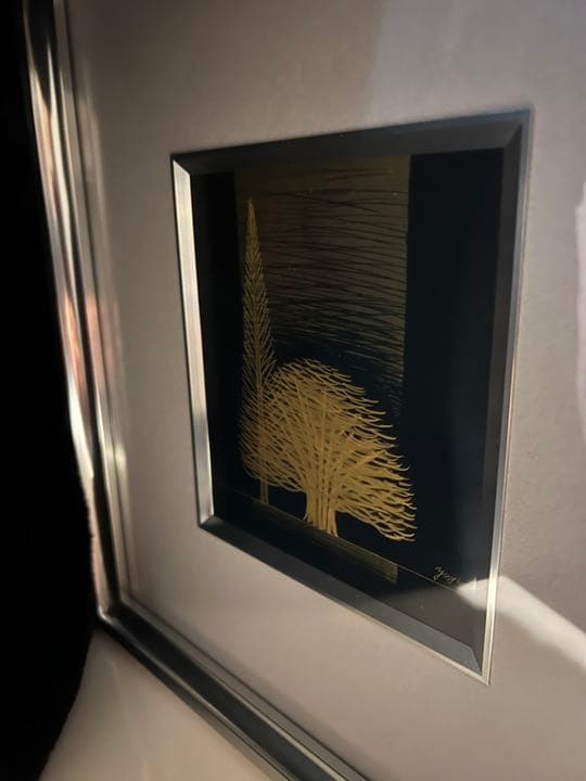 輪島塗の沈金。金箔を使った作品です。額縁もついてます。箱に少し凹みがあります。