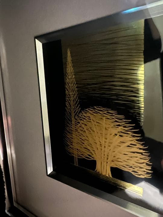 輪島塗の沈金。金箔を使った作品です。額縁もついてます。箱に少し凹みがあります。