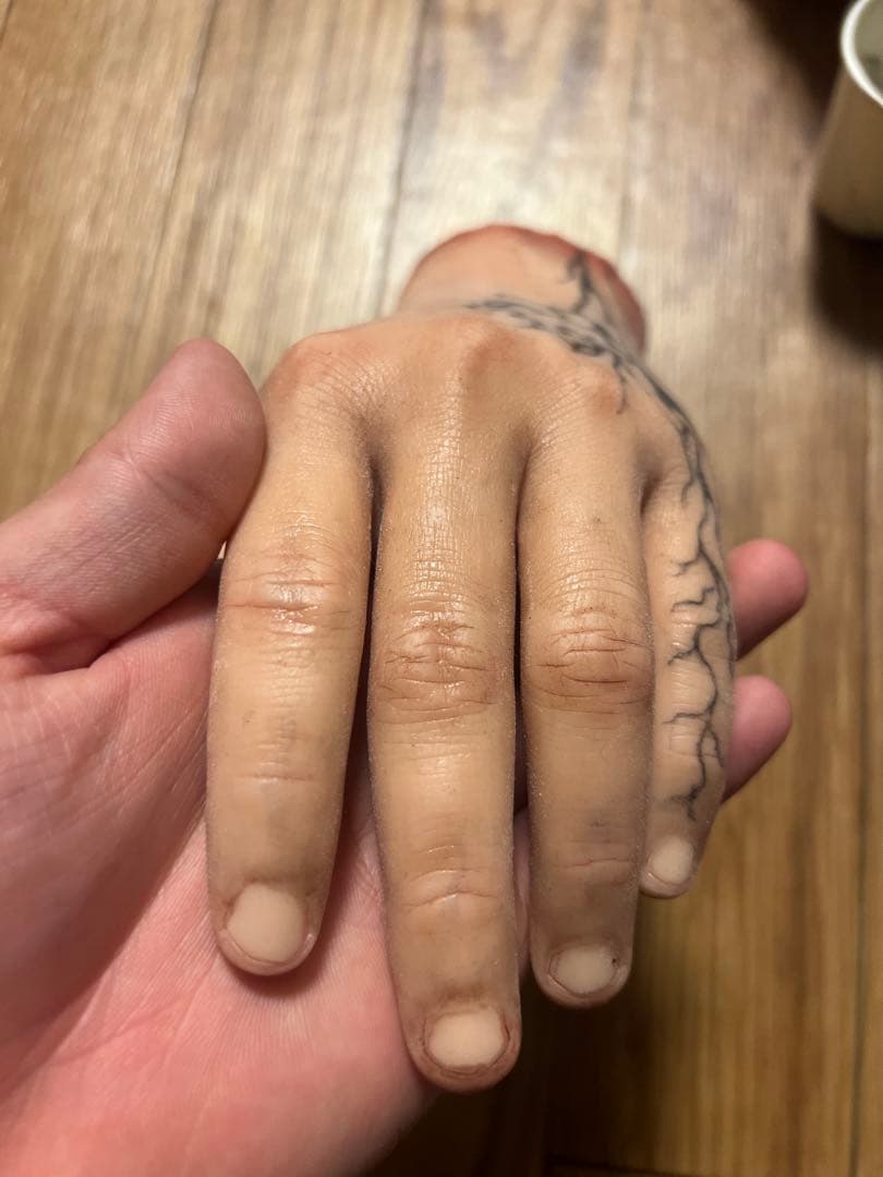 刺青入りの手