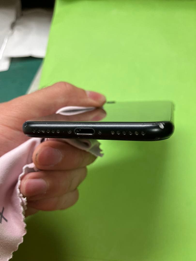 iPhone SE2 第2世代　ブラック 本体　simロック解除済み　画面割れ有