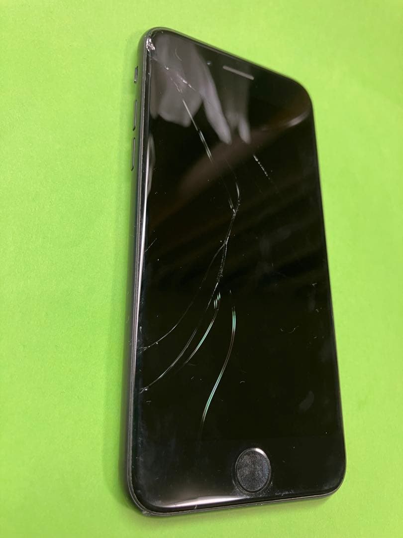 iPhone SE2 第2世代　ブラック 本体　simロック解除済み　画面割れ有