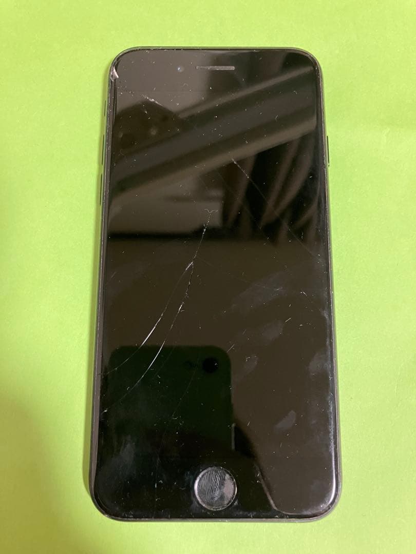 iPhone SE2 第2世代　ブラック 本体　simロック解除済み　画面割れ有