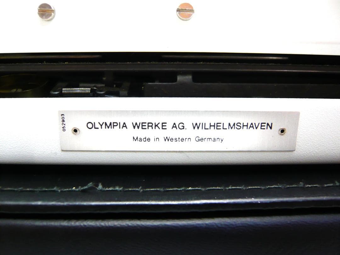 OLYMPIA　Trabeller de Luxe　　英文タイプライター