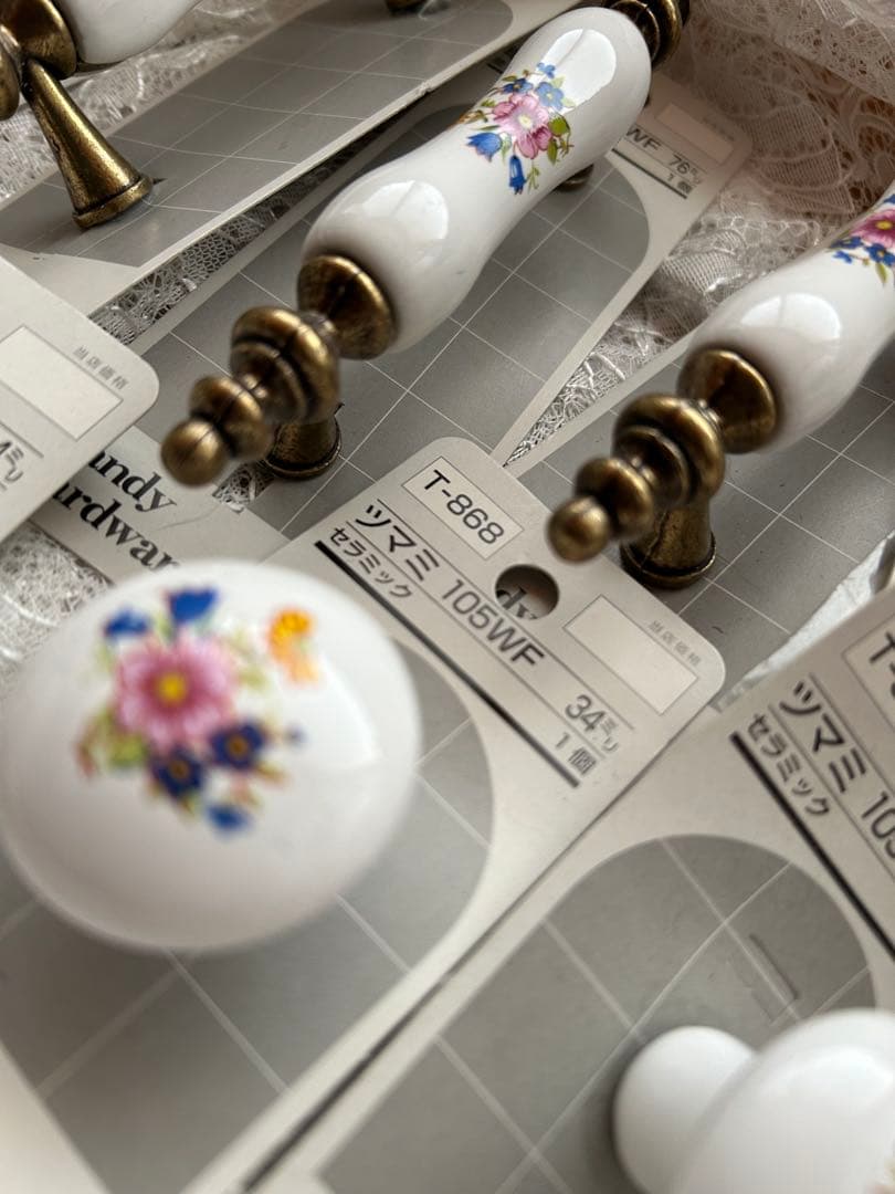 フレンチシャビー花柄陶器取手 真鍮金具｜家具・引き出し・DIY用 ノブ8個