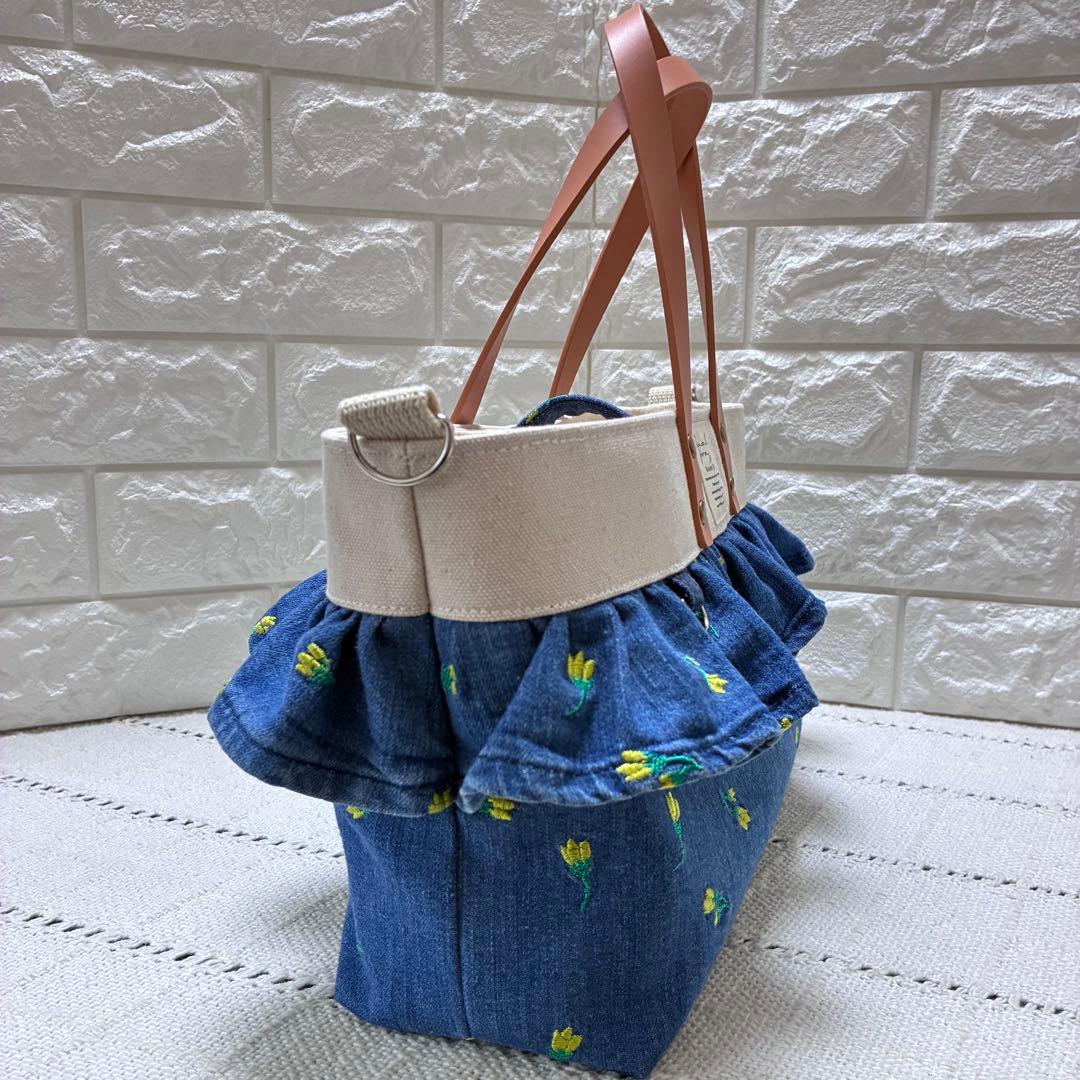 【hiroko】デニムリメイク　小花刺繍デニムのフリルトートバック