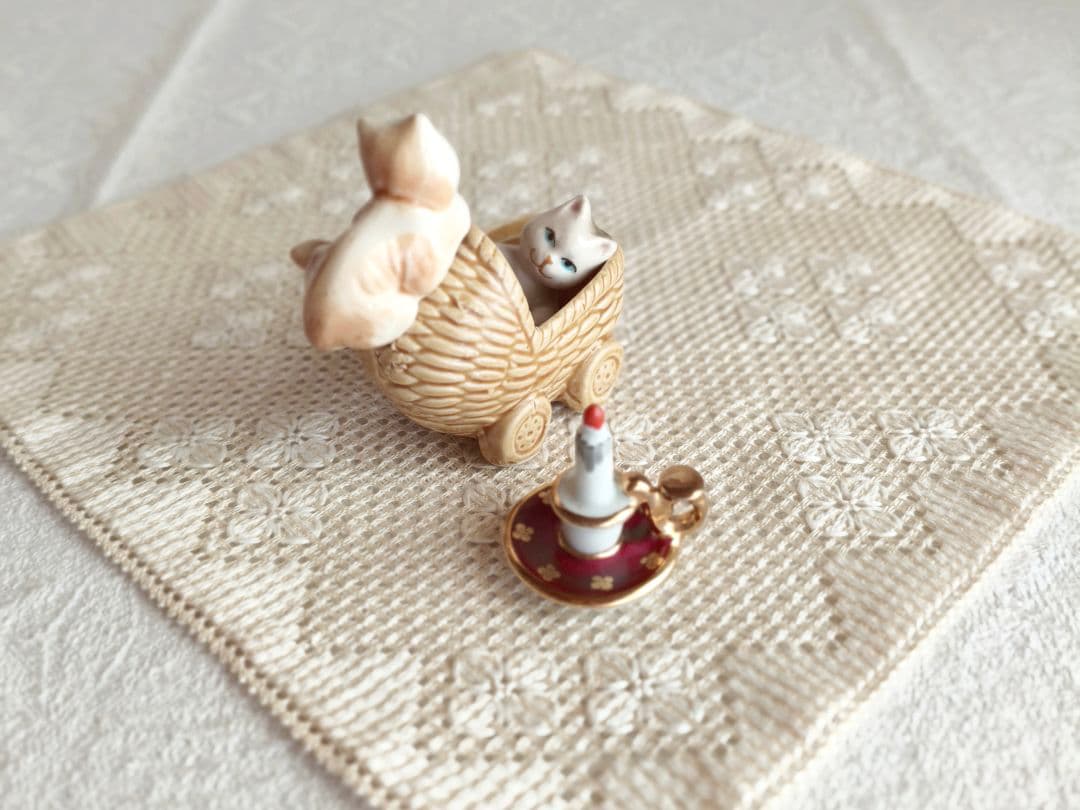 * pottery cats ୨୧* カゴのベビーカーに入った ネコちゃんたち