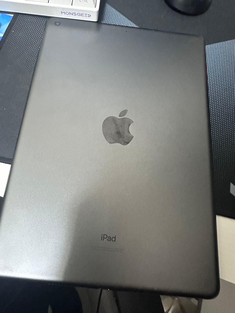 iPad第9世代　本体 背面半透明ブラック カバー付き
