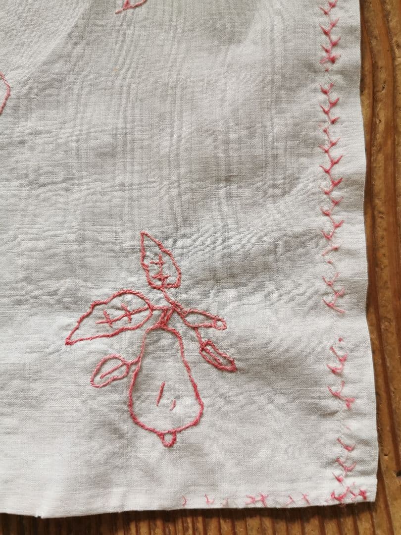 アンティーク赤糸刺繍 子供と果実とポットの可愛いエンブロイダリー リネンクロス