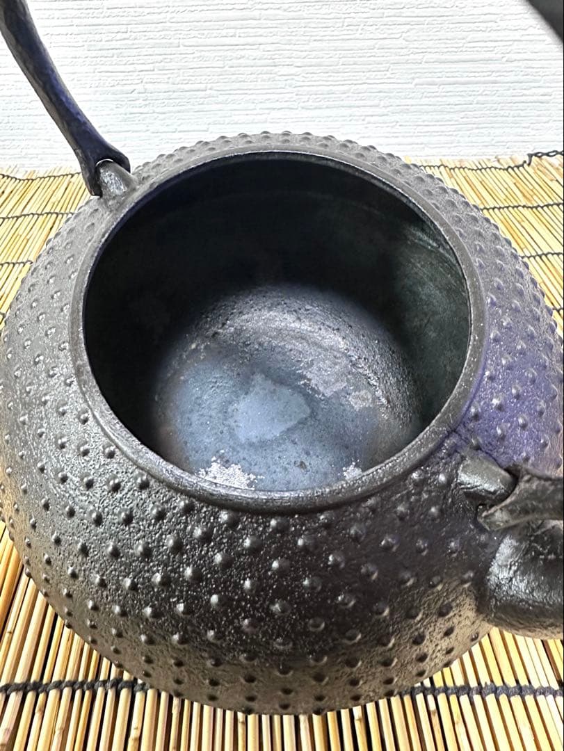 おそらく未使用、保管品　南部薫山工房造　１５型　アラレ　南部鉄瓶　南部鉄器　鉄瓶