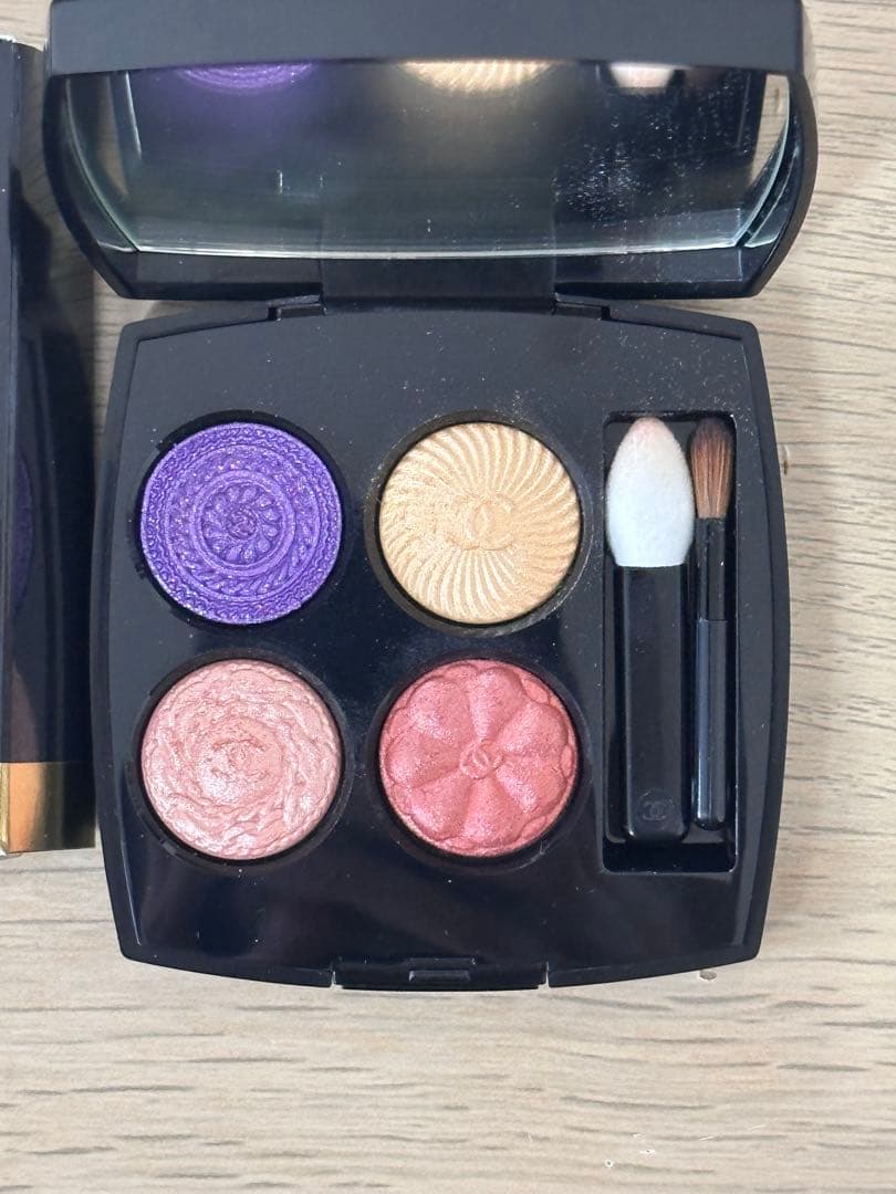 新作特別限定品　CHANEL レ キャトル オンブル ブトン 239