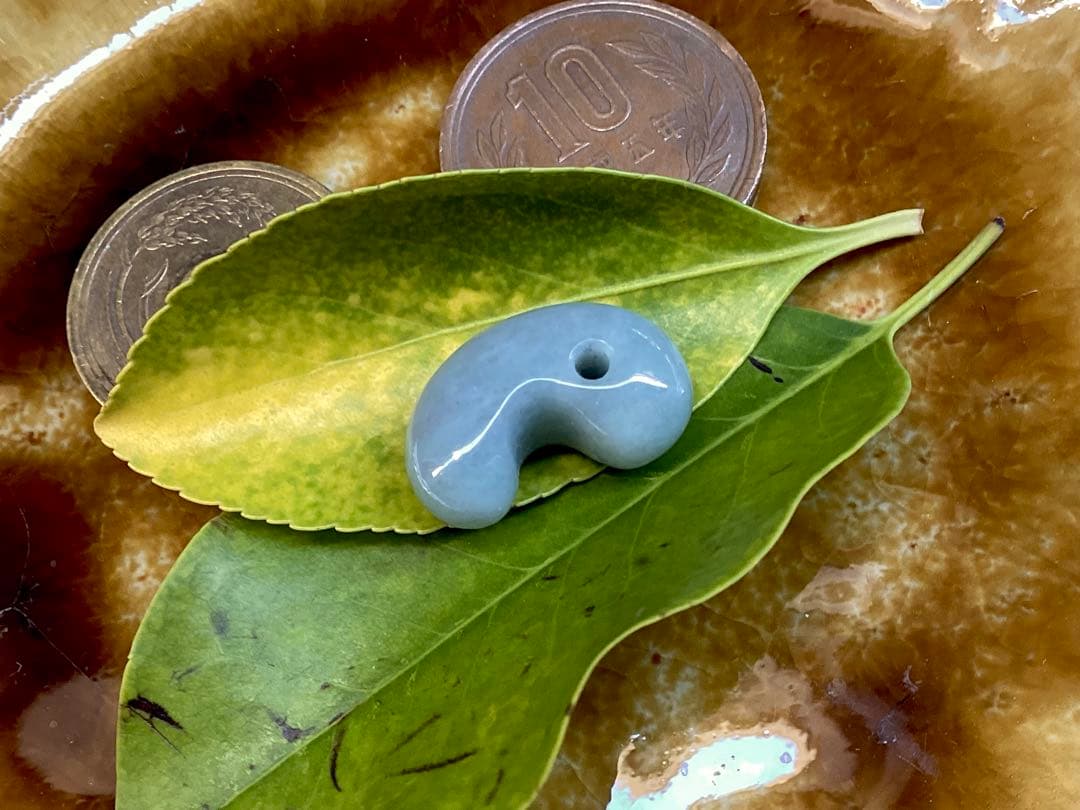 ✳貴重な濃厚結晶群の糸魚川翡翠ジェダイト　勾玉　お身近に本物天然翡翠の御守りを‼️