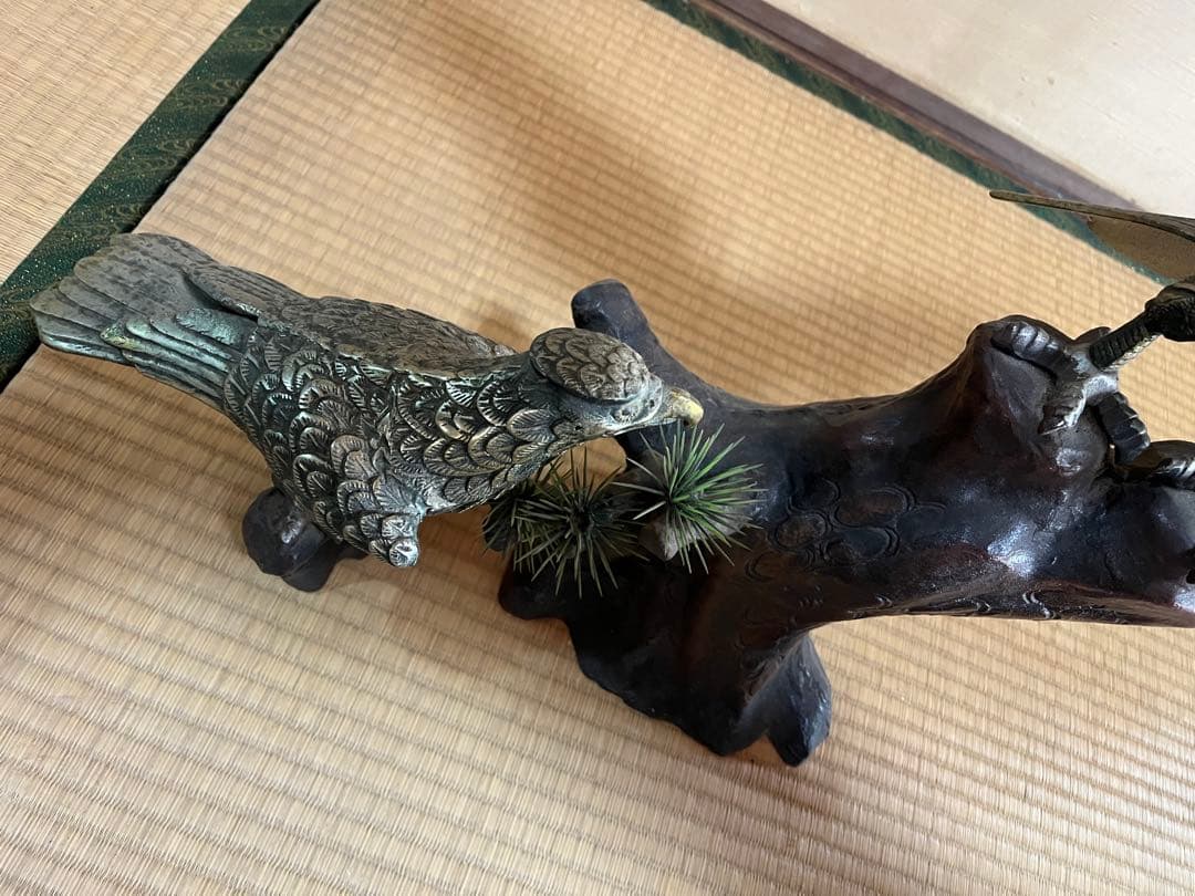 飛翔する鳥の彫刻