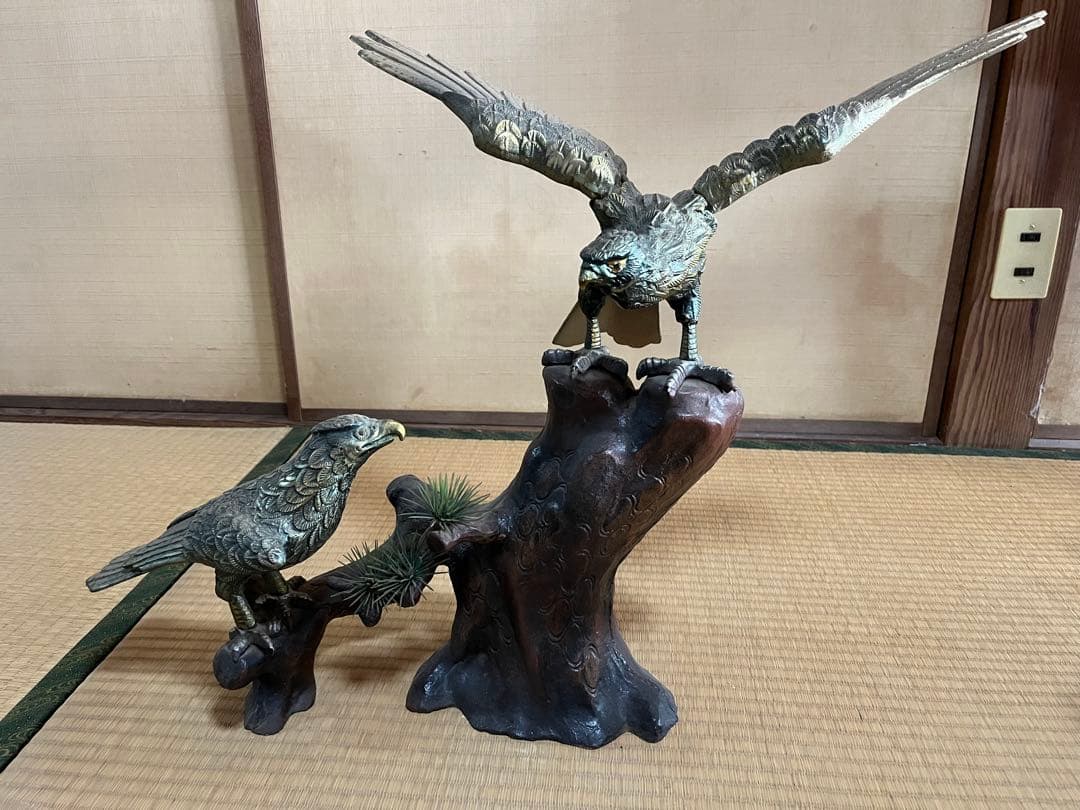 飛翔する鳥の彫刻