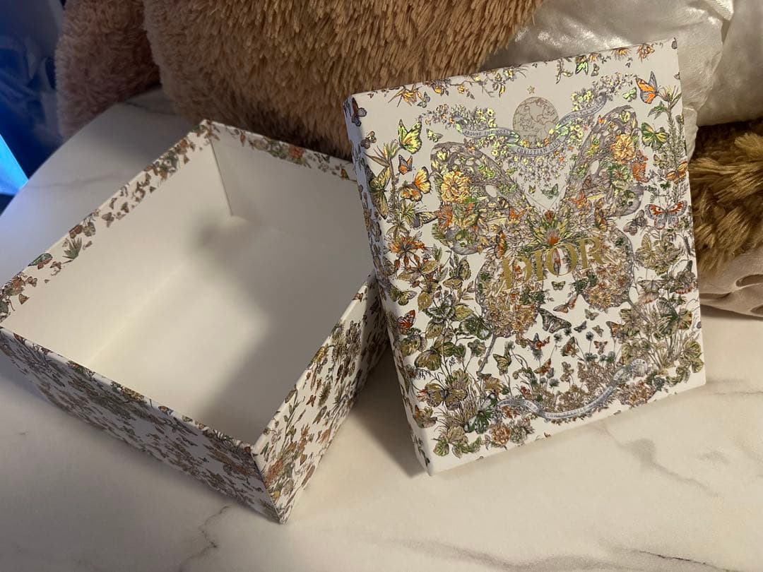 Dior ギフトボックス 中型 蝶と花の装飾