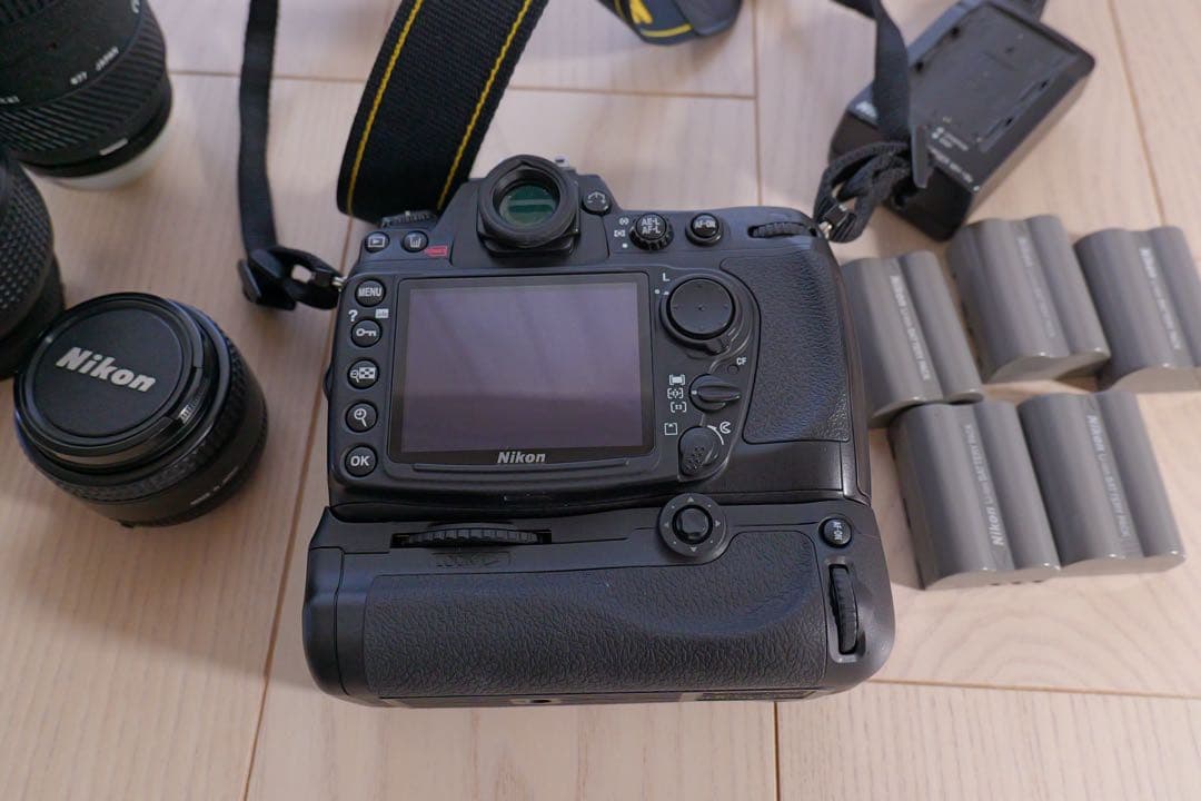 Nikon D300 デジタル一眼レフカメラバッテリーグリップ・バッテリー5個